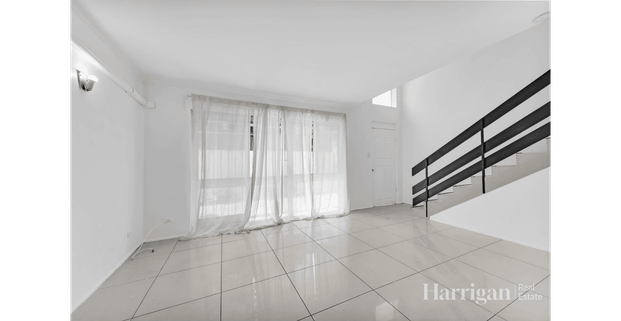 Modern & Convenient Townhouse in Prime Indooroopilly Location - Photo 1