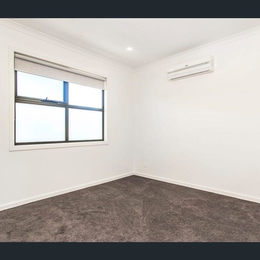 Contemporary Townhouse in Prime Location - Photo 1