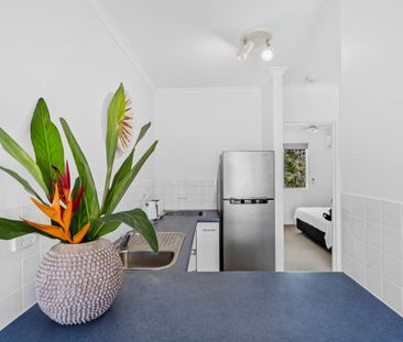 Resort style living - one bedroom fully furnished apartment - Photo 6