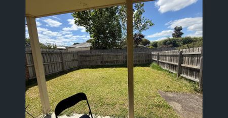 CHARMING FAMILY HOME WITH TWO LIVING ZONES - CONVENIENT & COMFORTABLE LIVING! - Photo 2