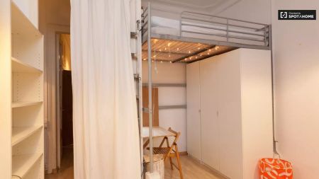 Double bed in Rooms for rent in classic 5-bedroom apartment in Barri Gòtic - Foto 5