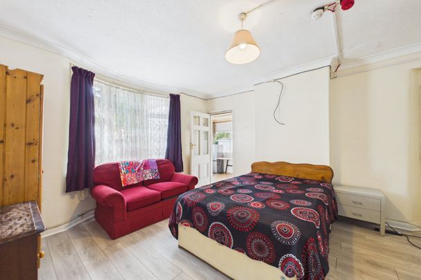9 bedroom sharedAccommodation in Albert Street, Slough - Photo 1
