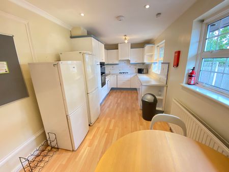 6 Bed Student Accommodation - Photo 5