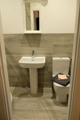 1 bedroom in a house share to rent - Photo 3