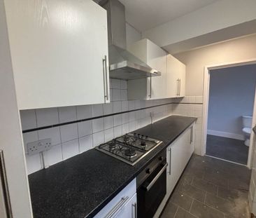 Price £950 pcm - Available Now - Unfurnished - Photo 5