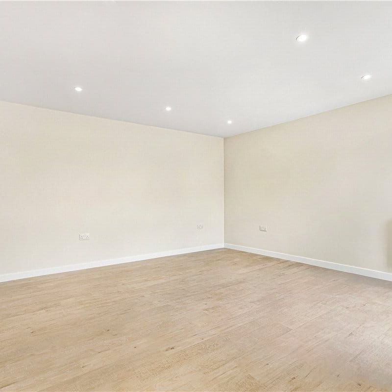 A newly built modern apartment situated on the ground floor with a private patio in this popular south Oxfordshire location. Ideally located for access to the A34, central Abingdon, Oxford and Didcot for train links. - Photo 1