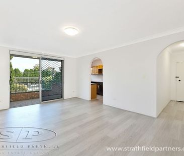 Bright 2 bedroom unit - Photo 2