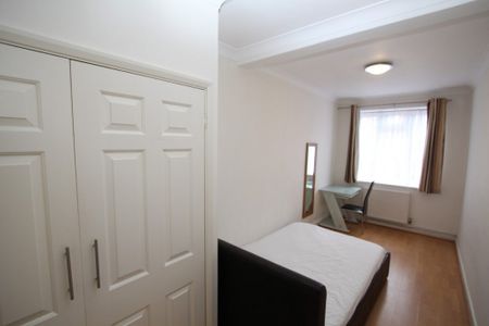 STUDENT Five Bedroom Maisonette – Surbiton (Tolworth Broadway, KT6) - Photo 3