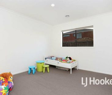 14 Whitecaps Avenue, Point Cook VIC, Belconnen - Photo 6