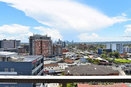 Large Entertainers Balcony, Luxury Living - Photo 3