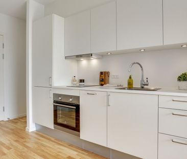 Lys bolig med to værelser, egen altan og indbyggede skabe. Perfekt ... - Foto 5