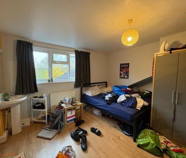 4 bedroom semi-detached house to rent - Photo 4