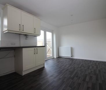 3 bedroom end of terrace house to rent - Photo 2
