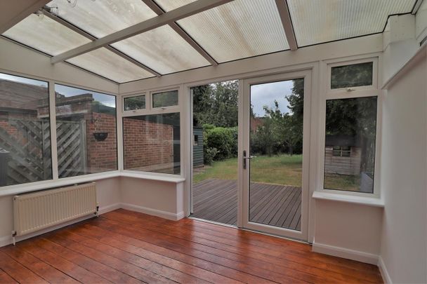 Green Lane, Hersham Village - Photo 1