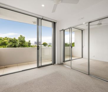 Modern Apartment with Large Private Courtyard! - Photo 3