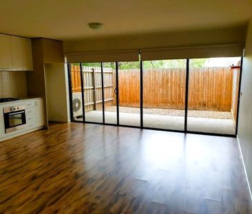 MODERN 2 BEDROOM APARTMENT - Photo 1