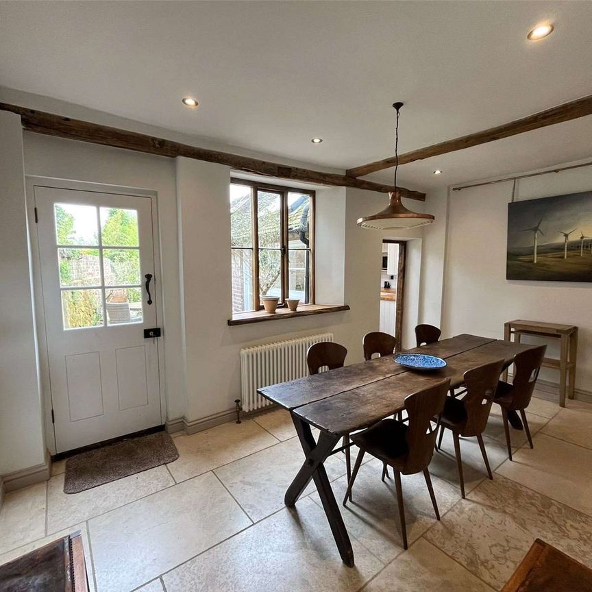 An impressive Grade II listed home in the heart of Westerham, overlooking The Green - Photo 1