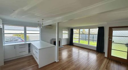 Charming Three-Bedroom Home with Single Garage - Photo 3