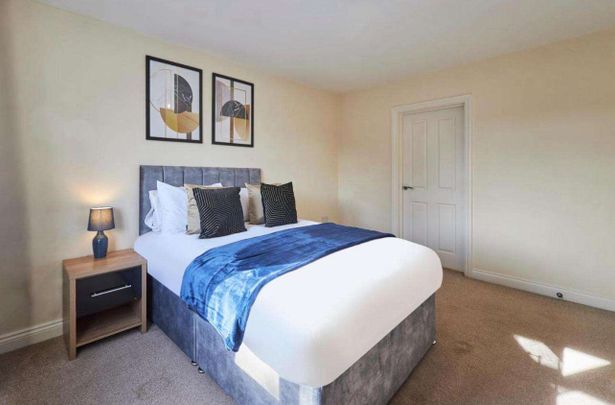 Spacious New Luxury Rooms close to Public Transport Room 3 - Photo 1