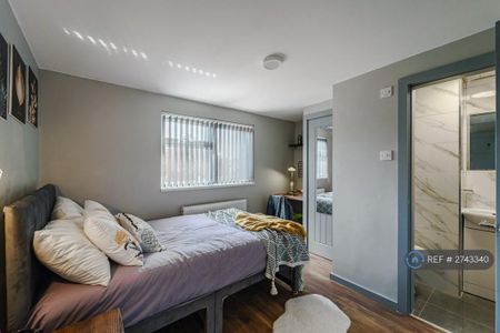 1 bedroom in a house share to rent - Photo 3