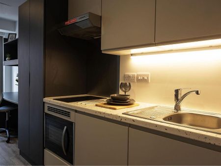 1 bedroom in a flat share to rent - Photo 3
