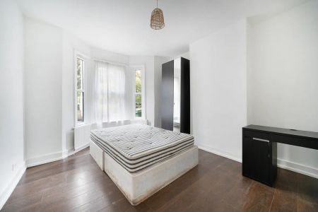 5 bedroom house in London - Photo 2