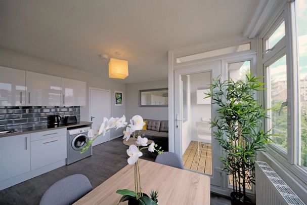 28 Hereford Street – Room 3 - Photo 1