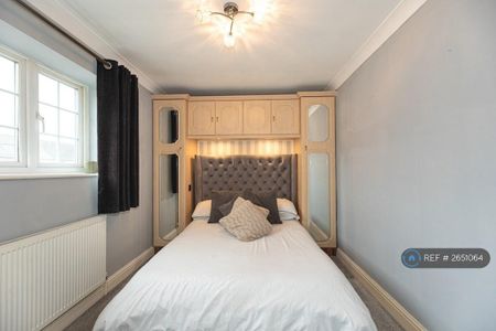 4 bedroom semi-detached house to rent - Photo 2