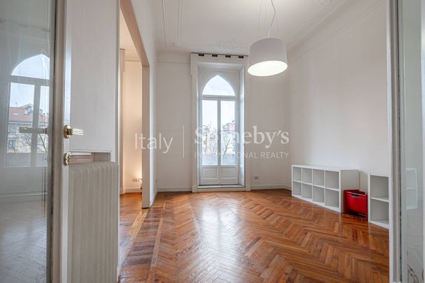 Spacious renovated apartment with balconies in a historic building - Photo 1