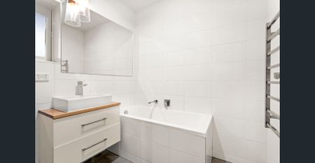 Stylish apartment with modern elegance, light-filled spaces and leafy outlooks - Photo 2