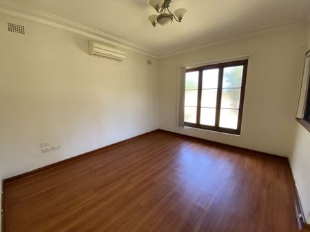 Walk to Train Station, Shops and Amenities - Photo 2