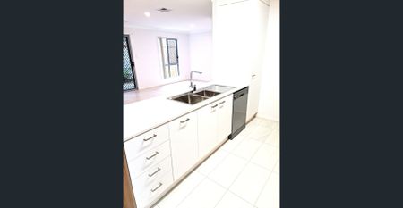 DUCTED AIR-CONDITIONING -4 BED, 2 BATH TOWNHOUSE DOUBLE GARAGE - Photo 4