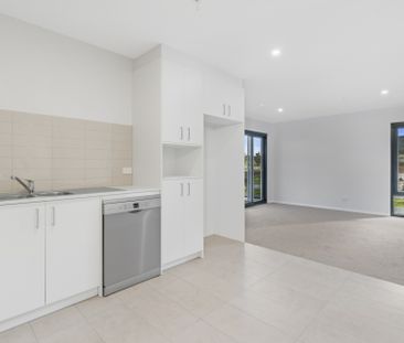 Spacious Living! - Photo 6