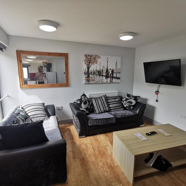 6 bedroom house to rent - Photo 1