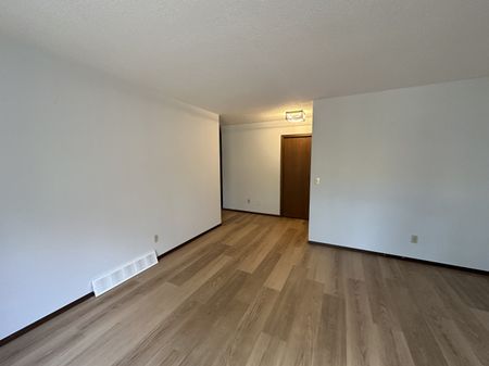 Welcome to your new pet friendly home in the heart of Parkvale!! Doubl - Photo 5