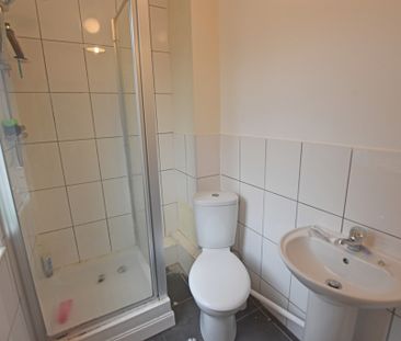 2 Bedroom Mid Terraced House - Photo 2