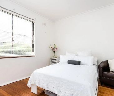 MORDIALLOC BAYSIDE & VILLAGE LIFESTYLE! - Photo 2