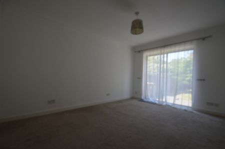 4 bedroom Detached house to rent - Photo 2