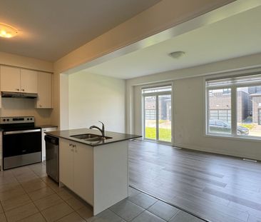 For Lease - 36 Van Wart Street, Whitby, Ontario - Photo 3