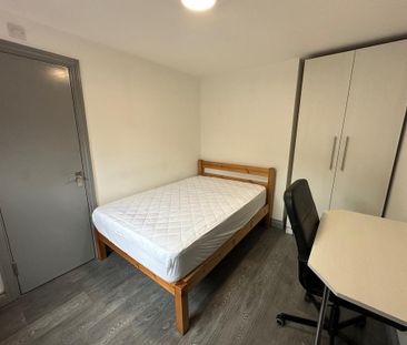 1 bedroom in a house share to rent - Photo 2