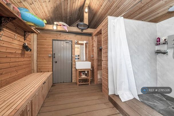 5 bedroom detached house to rent - Photo 1