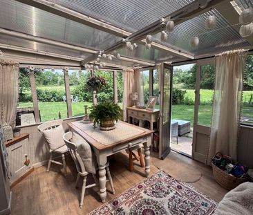 A charming two-bedroom end-terrace cottage constructed of attractiv... - Photo 2