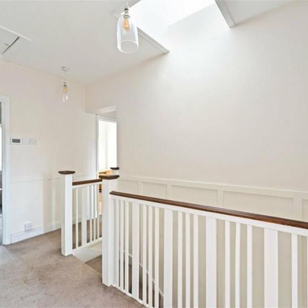 Raeburn Avenue, Surbiton - 5 bedrooms Property for lettings - Seymours - Photo 1