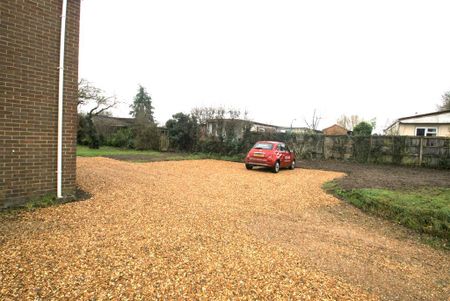 3 bedroom end of terrace house to rent - Photo 5