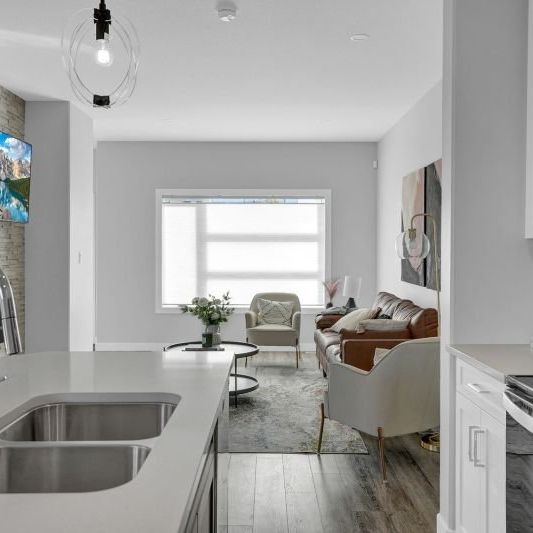 Two-storey 3-Bedroom townhome for rent in Brighton! - Photo 1