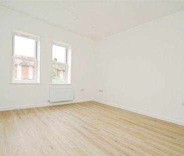 4 bedroom semi-detached house to rent - Photo 5