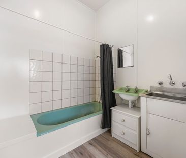 Spacious, Freshly Painted, Shopping Nearby! - Photo 2