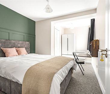 Dunmore, Guildford, Surrey, GU2 8JX - Photo 1