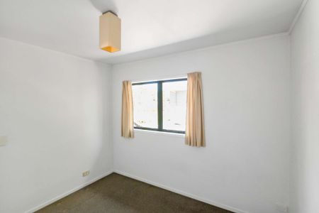 Spacious Three-Bedroom home! - Photo 4