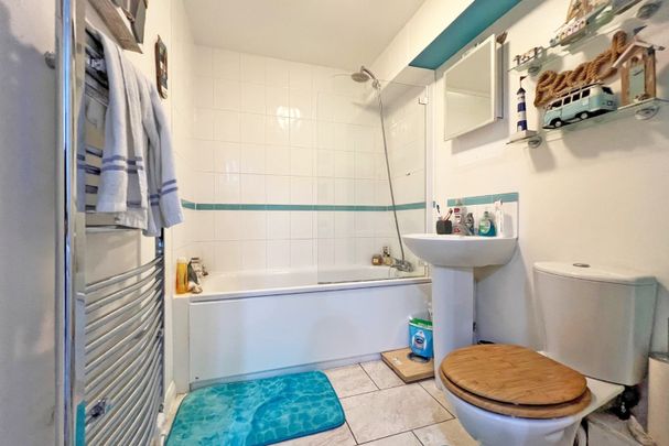 2 bed flat to rent in Robin Hill House,monteagle Lane,yateley,GU46 6NB - Photo 1